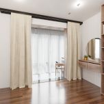 Stilvoller Samtvorhang für das Wohnzimmer, weich im Griff, in einer "schmutzigen" Cremefarbe.
