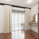 Stilvoller Samtvorhang für das Wohnzimmer, weich im Griff, in einer "schmutzigen" Cremefarbe.