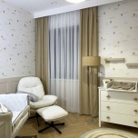 Moderne matte weiße Gardine mit zartem Regenbogenmuster