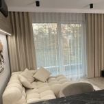 Moderner, einfarbiger, matter Vorhang für das Wohnzimmer, kaltes Lila