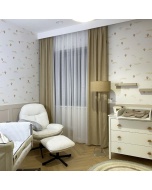 Moderne matte weiße Gardine mit zartem Regenbogenmuster