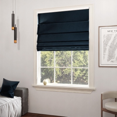 Stilvolles Glamour-Raffrollo in glattem Marineblau