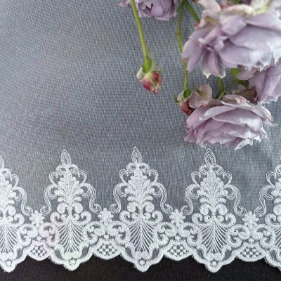 Stilvolle elegante weiße Gardine mit Gipüre, Blumenmuster