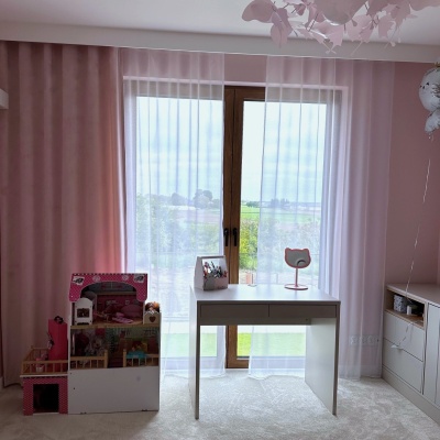 Schöner einfarbiger matter moderner Vorhang für Kinderzimmer, pastell hellrosa