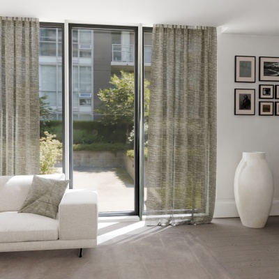 Eleganter Leinenvorhang in Latte mit natürlichem Leinen