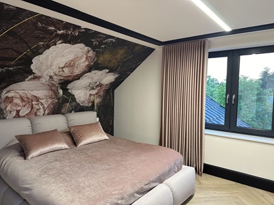 Schlafzimmer mit ma&szlig;gefertigten Vorh&auml;ngen in Puderrosa