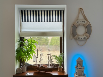 Kinderzimmer im maritimen Stil mit ma&szlig;gefertigtem Raffrollo in Blau-Wei&szlig;